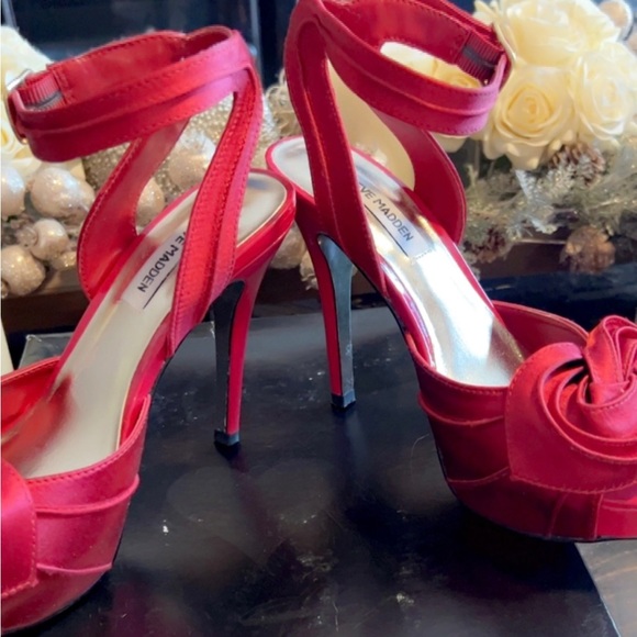 Steve Madden |  Women’s Satin Red Heels Shoes Size 6 1/2 - Picture 3 of 5